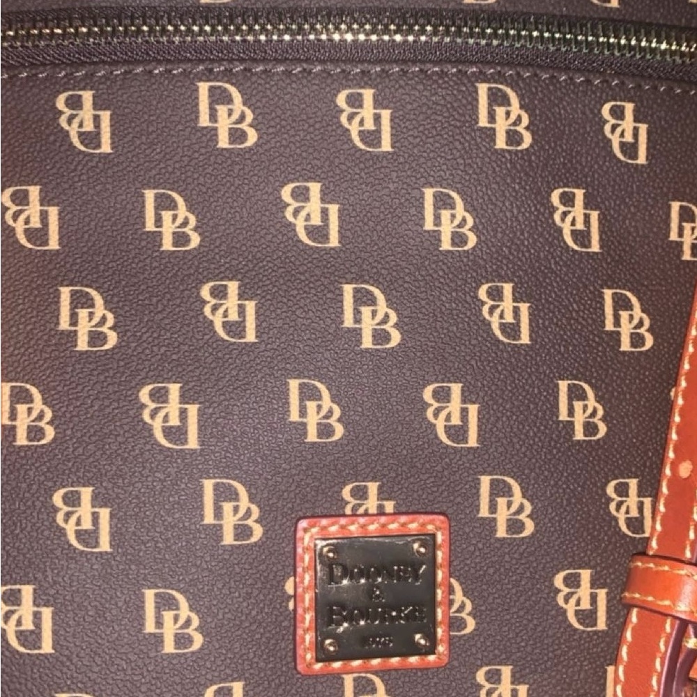 Brand new purse never used, very cute seems to have room